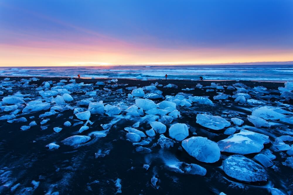 4 Days In Iceland Itinerary for a Perfect Trip 14 Amazing Jokulsarlon Beach with ice rocks on Lava Black Beach, Glacier Lagoon Jokulsarlon, Iceland (2)