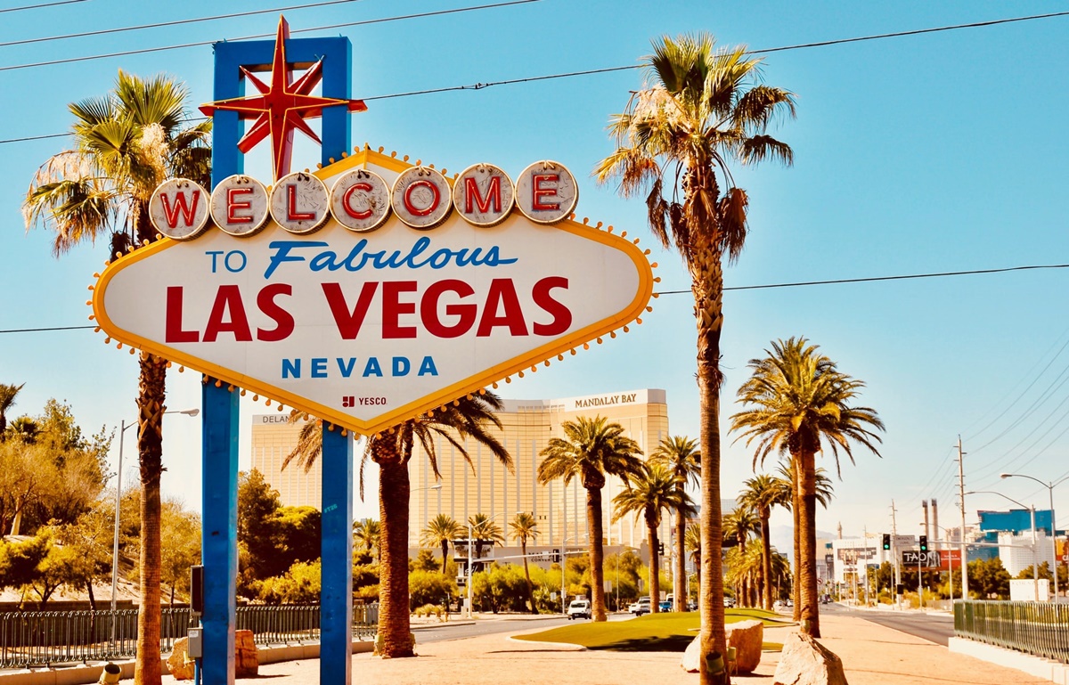 welcome to fabulous las vegas sign
